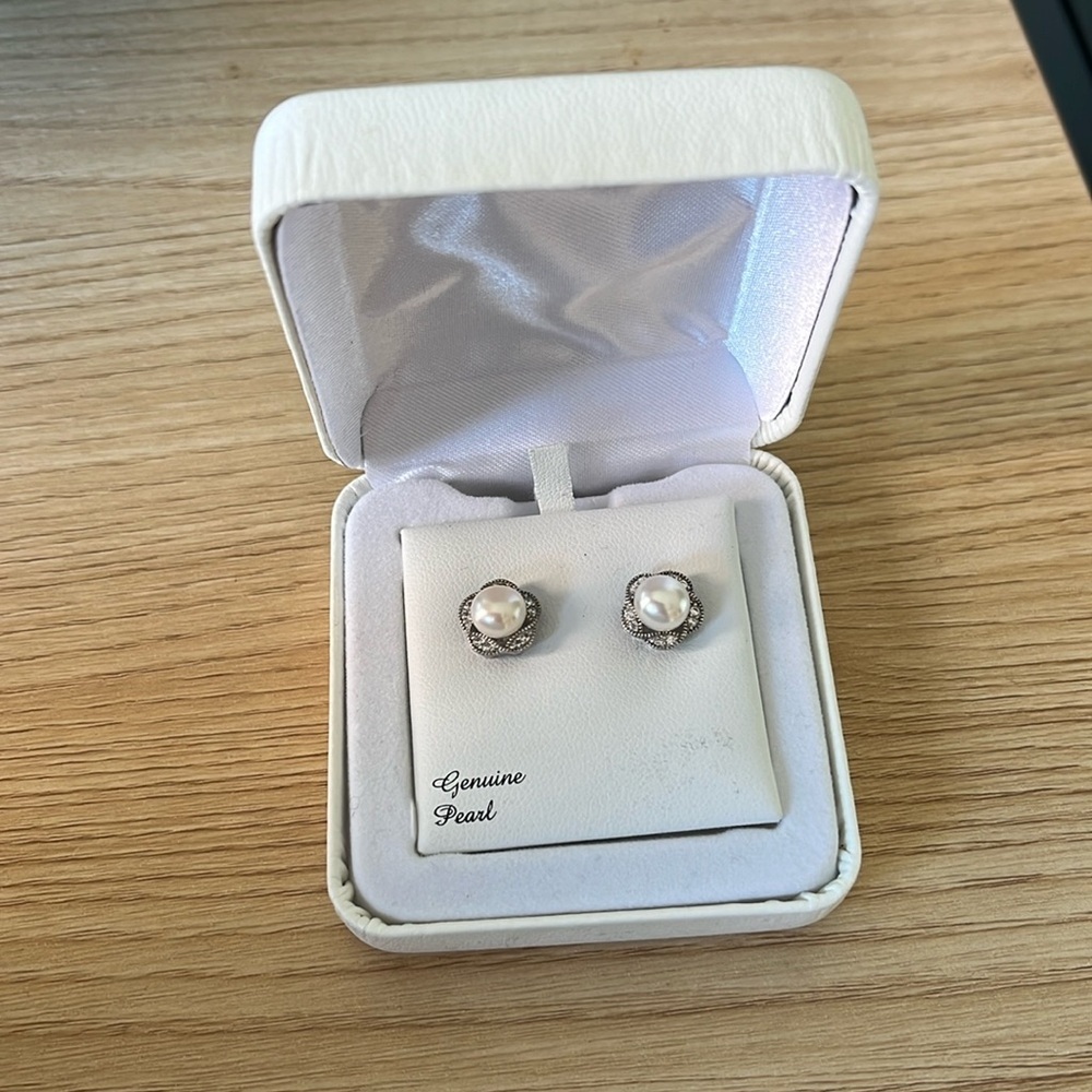 Brand NWT genuine pearl earrings